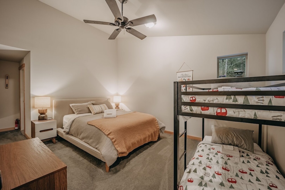 52gs - Hot Tub - Wifi - Pets Ok - Wood Stove - Sleeps 6 2 Bedroom Home by RedAwning view 5