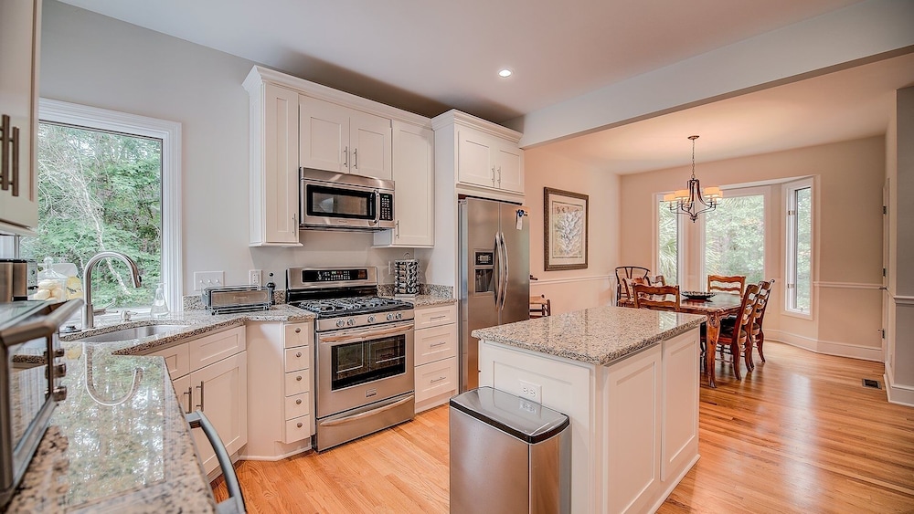 Beautiful Villa Marilyn 4 Bedroom Home by RedAwning