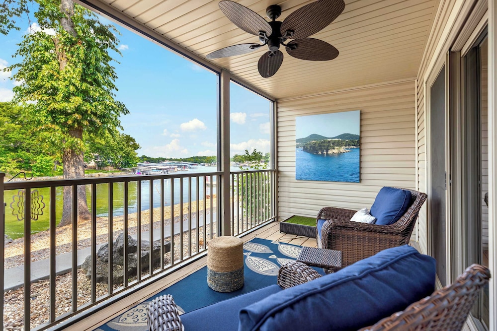 Carefree Tranquility at the Lake Waterfront Stay for 4 With Resort Amenities