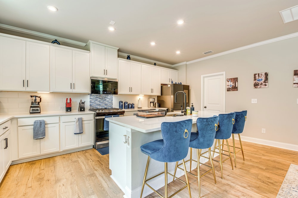 11 Mi to Dtwn: Luxe Atlanta Retreat w/ Deck & Yard