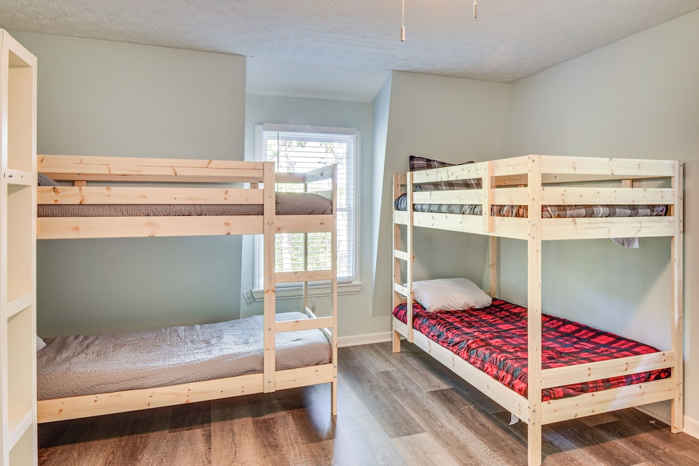 Woodsy Retreat w/ Deck & Views in Dahlonega!
