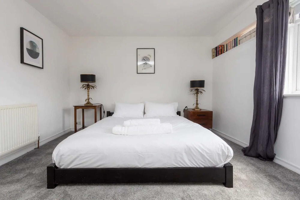 Spacious & Cosy 2 bed Flat With Terrace & Parking
