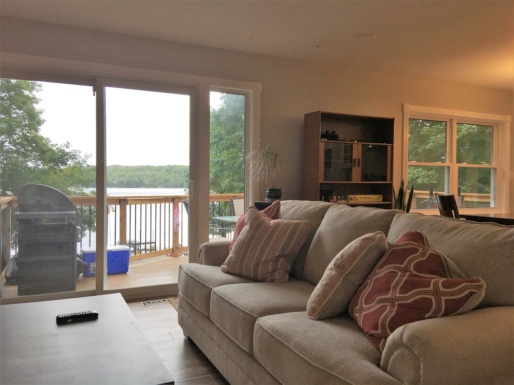 TO Stays - Waterfront Lake House Retreat