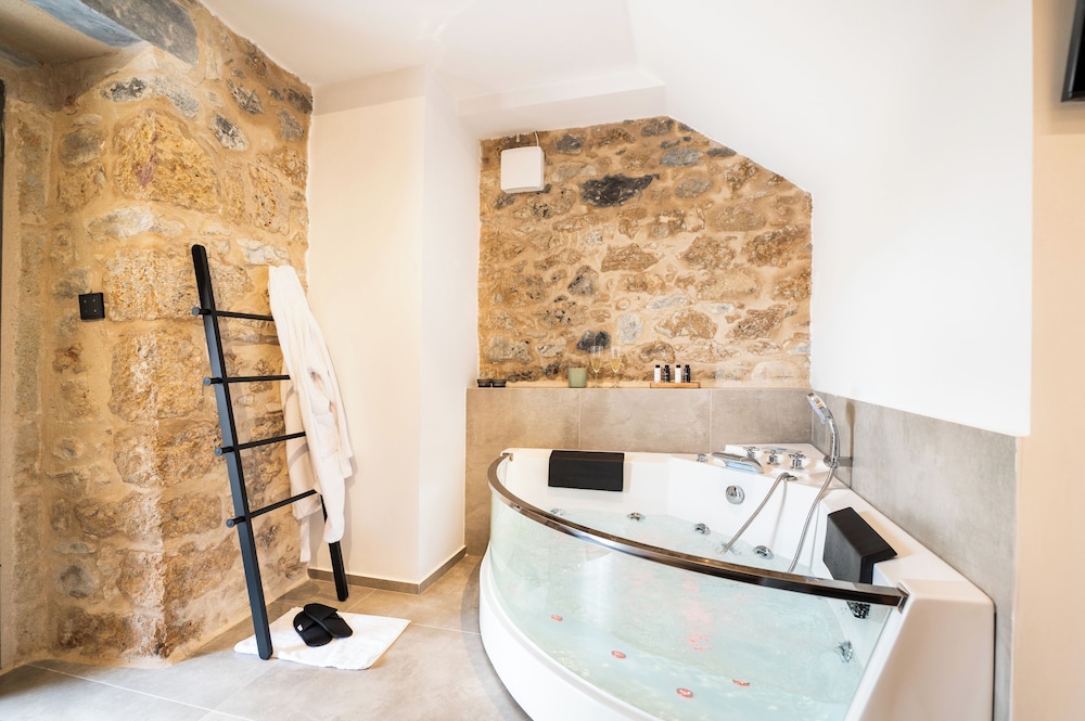 Cardamilia Suites