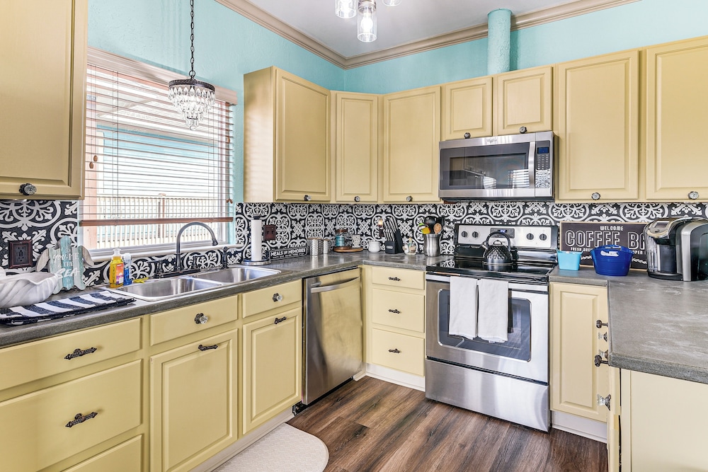 Walk to the Ocean: Family Retreat in Crystal Beach