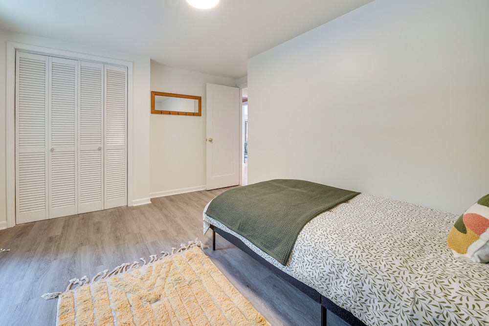 1/2 Mi to Yarrow Bay: Family Home in Kirkland