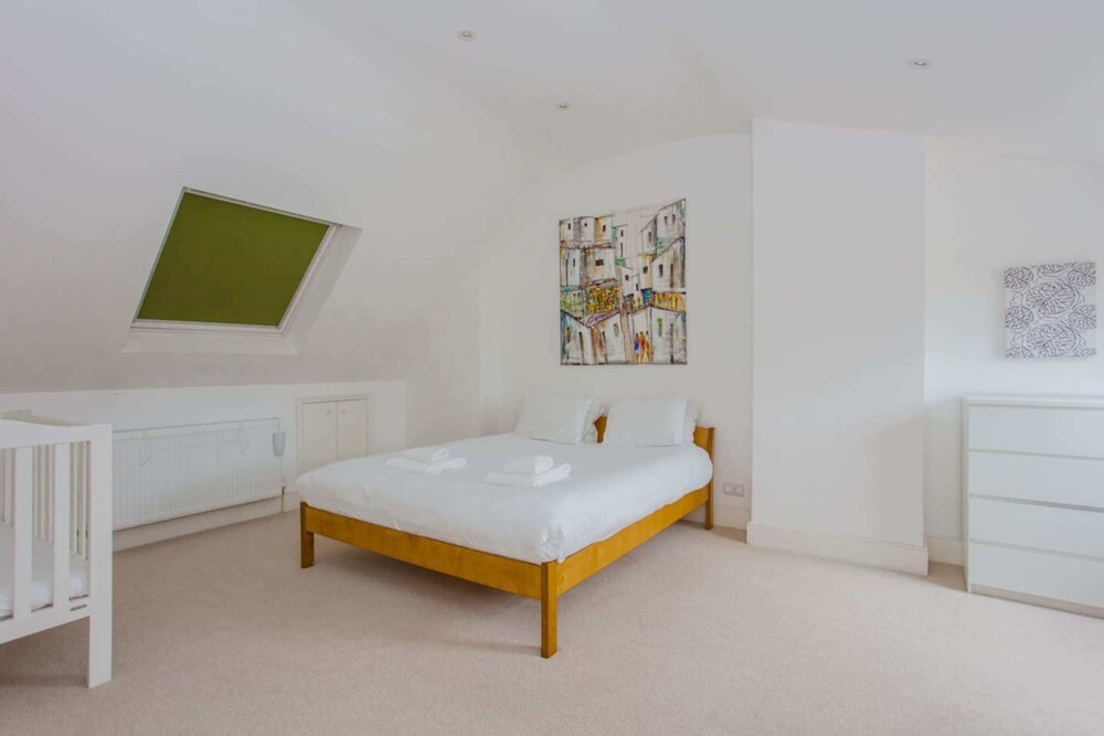Bright and Airy 3 Bedroom Maisonette in South London