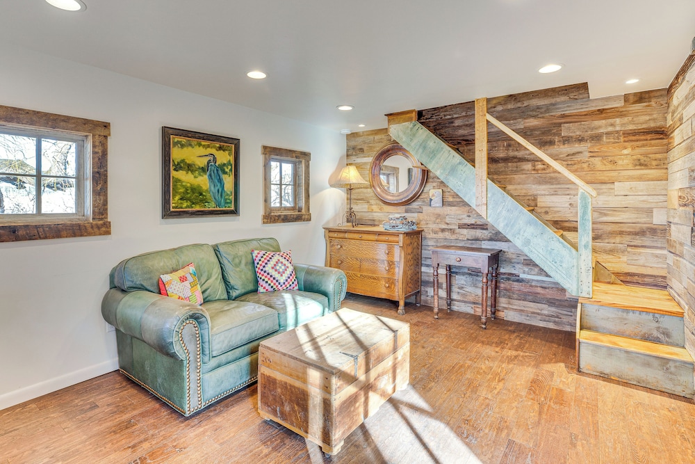 Historic Nature Lovers Cabin on Farm in Paonia!