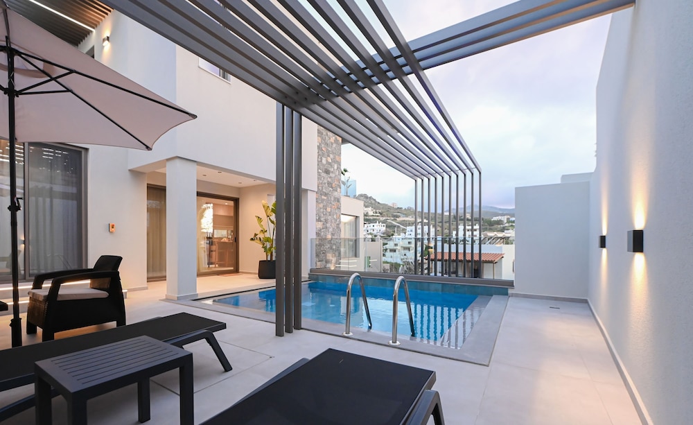 MGK Luxury Suites With a Private Pool Ligaria