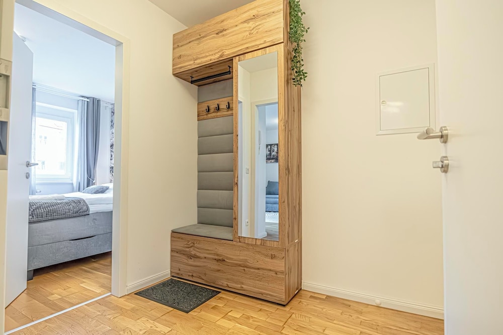 Cozy 1BR 1LR Apartment Balcony City