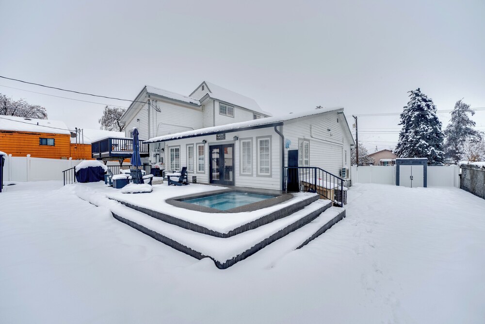 2 Blocks to Downton Chelan: Home w/ Hot Tub!