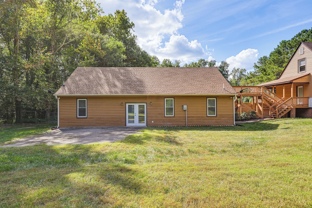 11 Mi to Fort Lee: 30-acre Retreat w/ Scenic Views