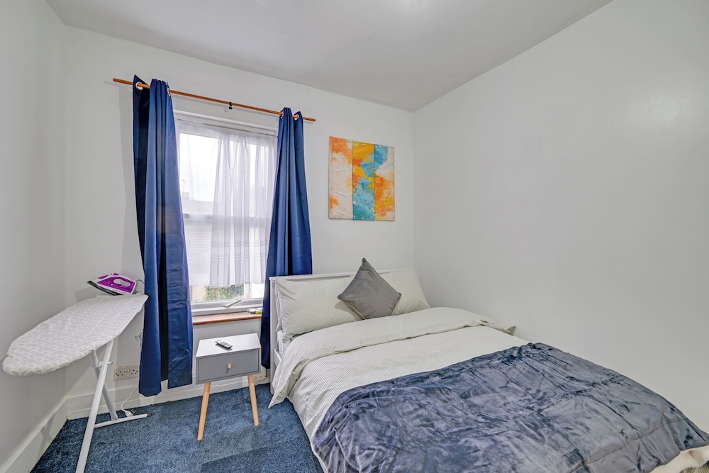 Sleeps 4 - Near Tottenham Stadium w Free Parking