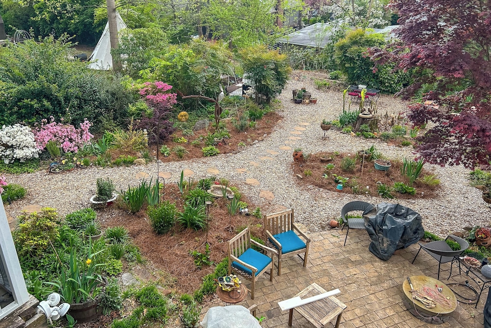 Walk to Downtown: Pet-friendly Cottage in Tyron