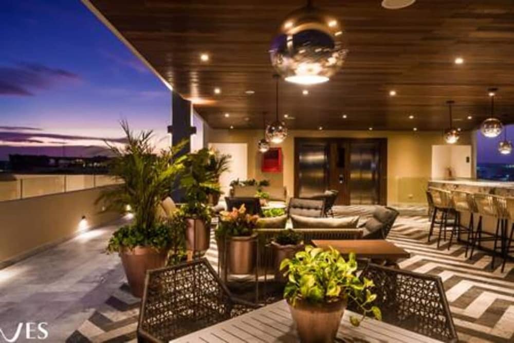 2 Br With Rooftop Pool and Stunning Ocean View