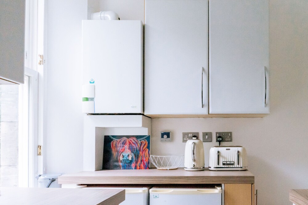 Stylish and Central Flat in Edinburgh view 5