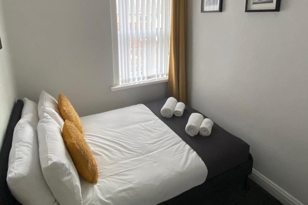 House - Sleeps 6 - Pet Friendly - Parking