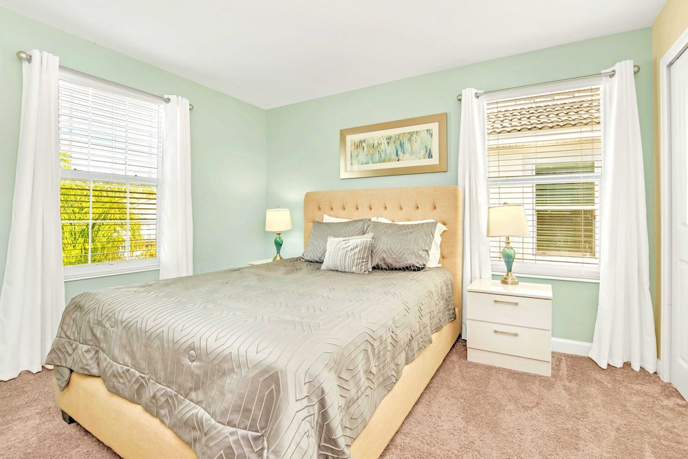 Upstay: Spacious Championsgate Home w Pool & Games