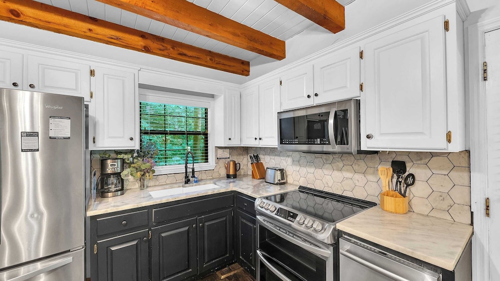 Lakeside Cabin w/ Hot Tub, Fireplace Near Dollywood & Trails Smoky Shores Retreat by Avantstay