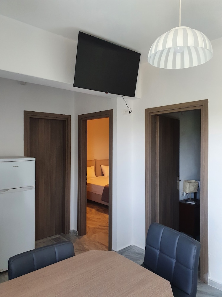 Kiki Studios & Apartments