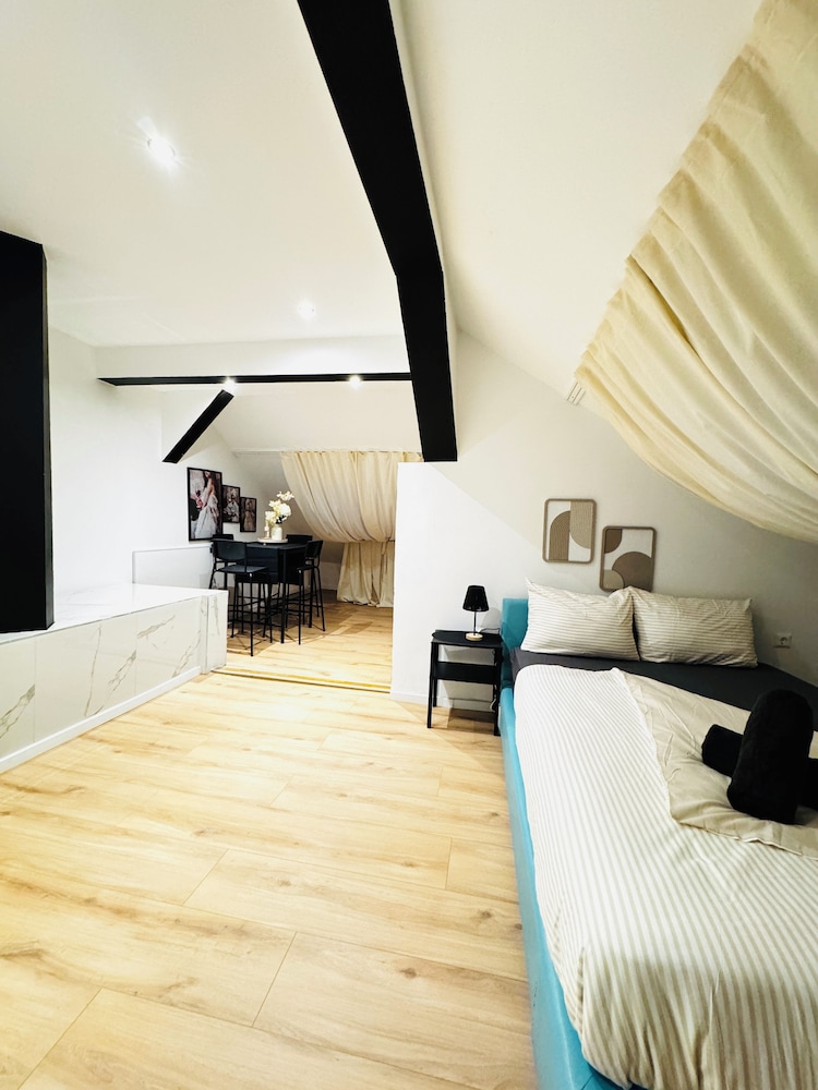 Comfortable 5 BR Apt near Schonbrunn