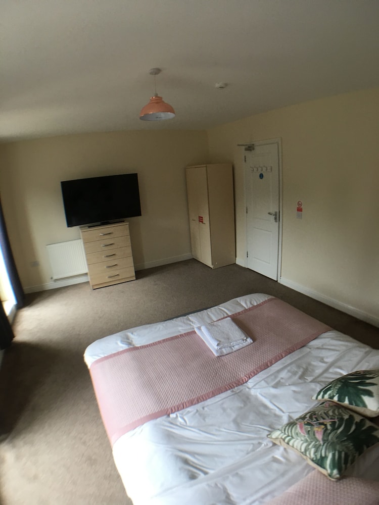 Blackberry House - Sleeps 6 with Parking and Netflix TV view 5