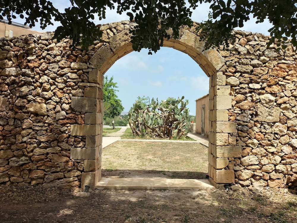 Farmhouse in Noto With Pool and Garden view 3