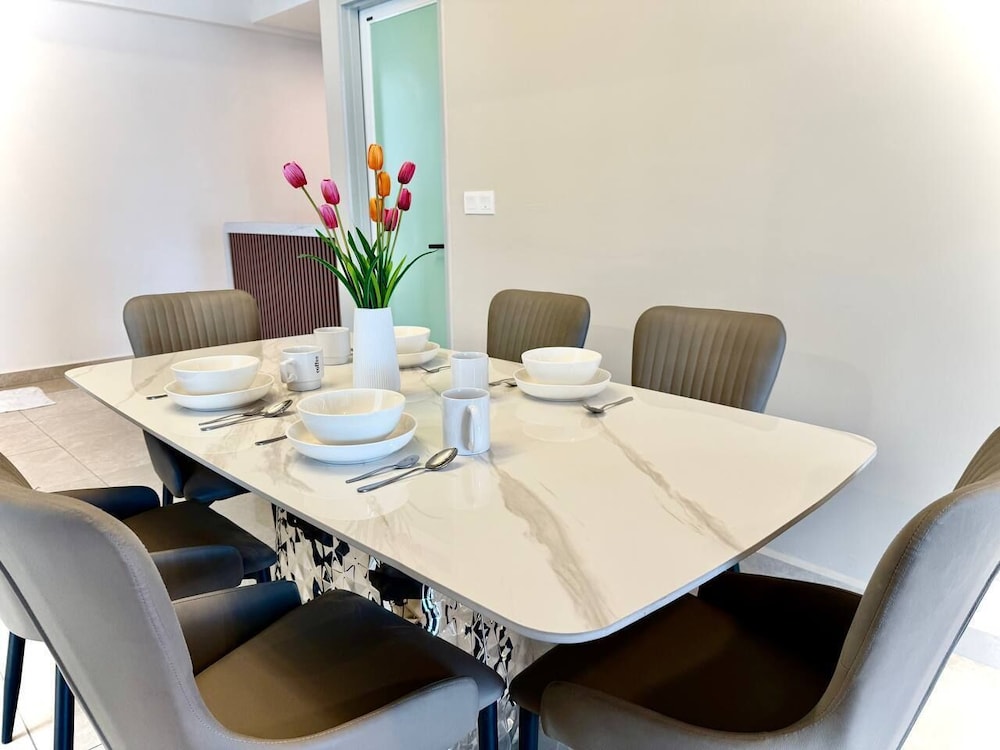 ICC Luxury Suites By Grab A Stay