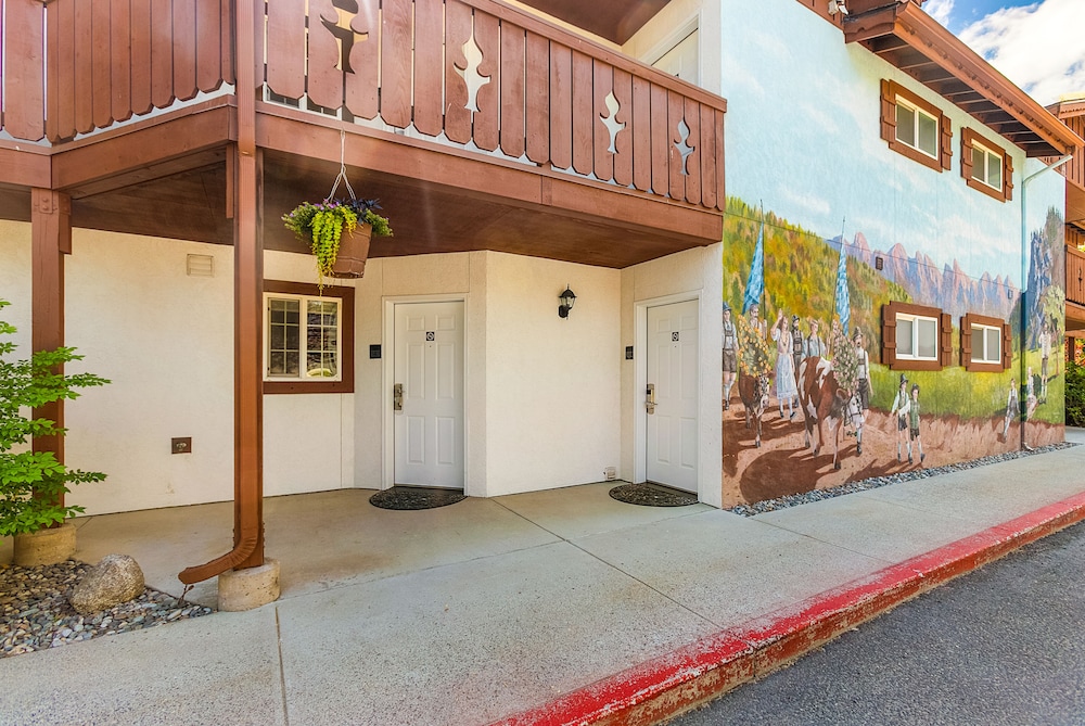 Hotel Snowstorm Studio on Icicle Village - Image 1