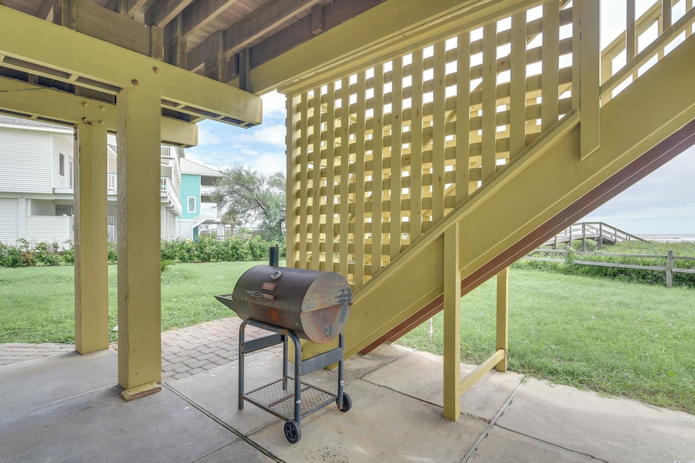 Oceanfront Home w/ Beach Access in Galveston
