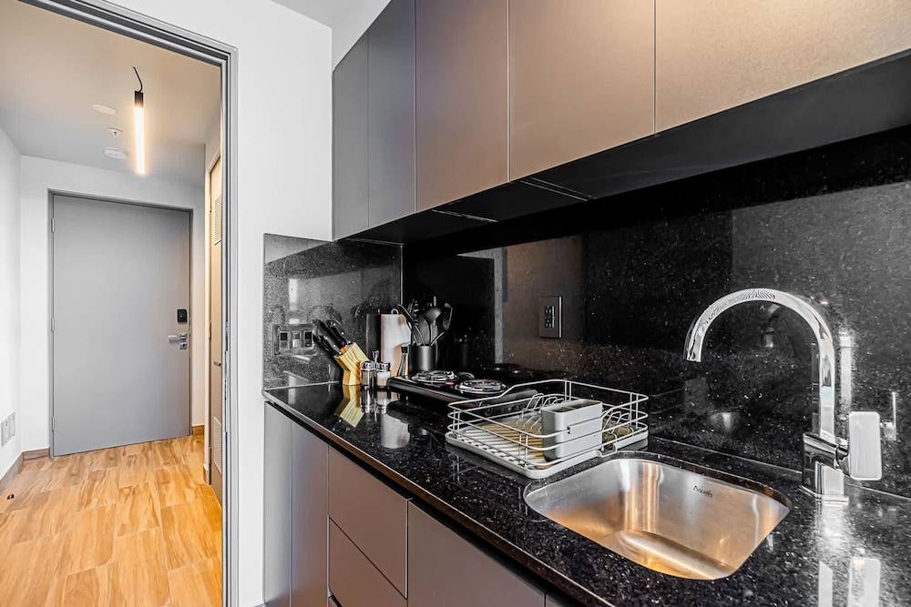 w Sophisticated 1BR w Great Deco in Centriqo