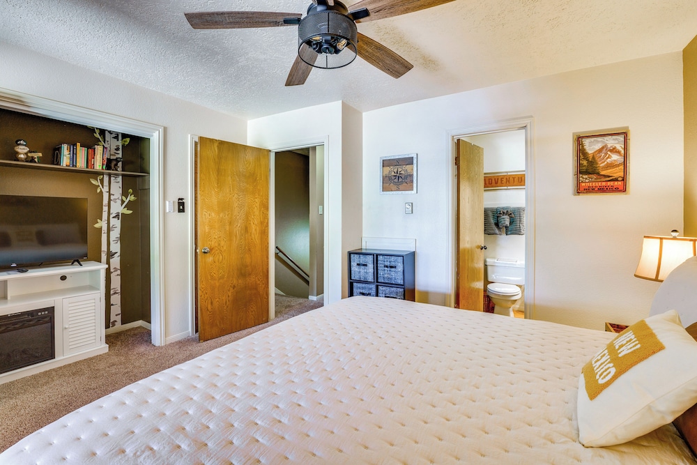 Hike, Bike & Ski: Red River Condo w/ Spa Access