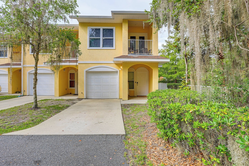 1 Mi to UF: Modern Townhome w/ Balcony