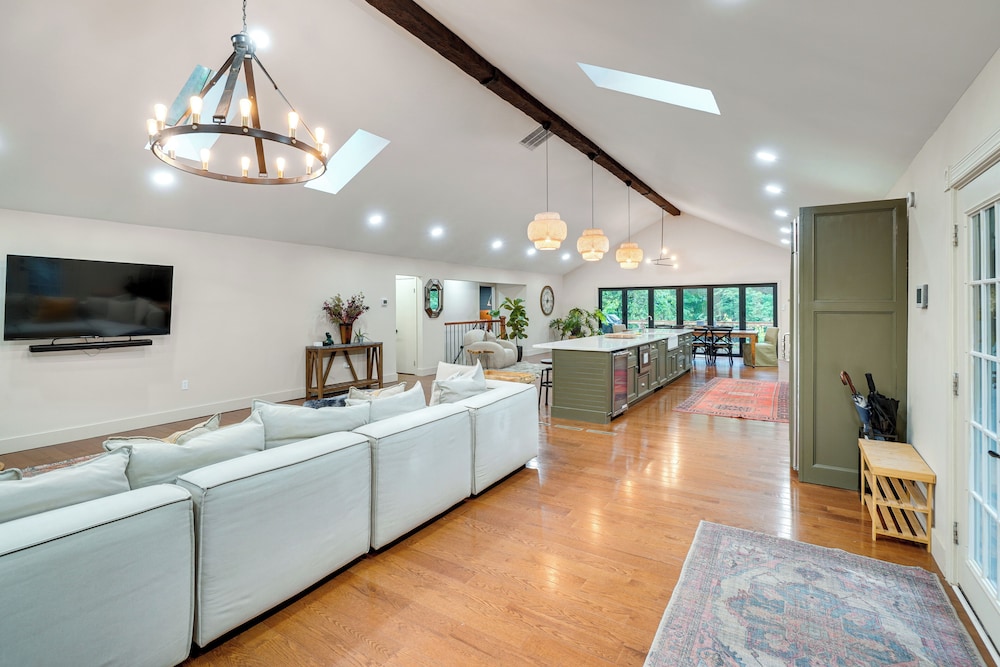 Hot Tub & Theater Room: Getaway in Falling Waters