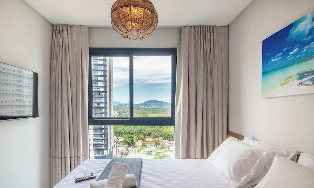 Your Exclusive Stay Just Steps From the sea in Meia Praia - FFS II