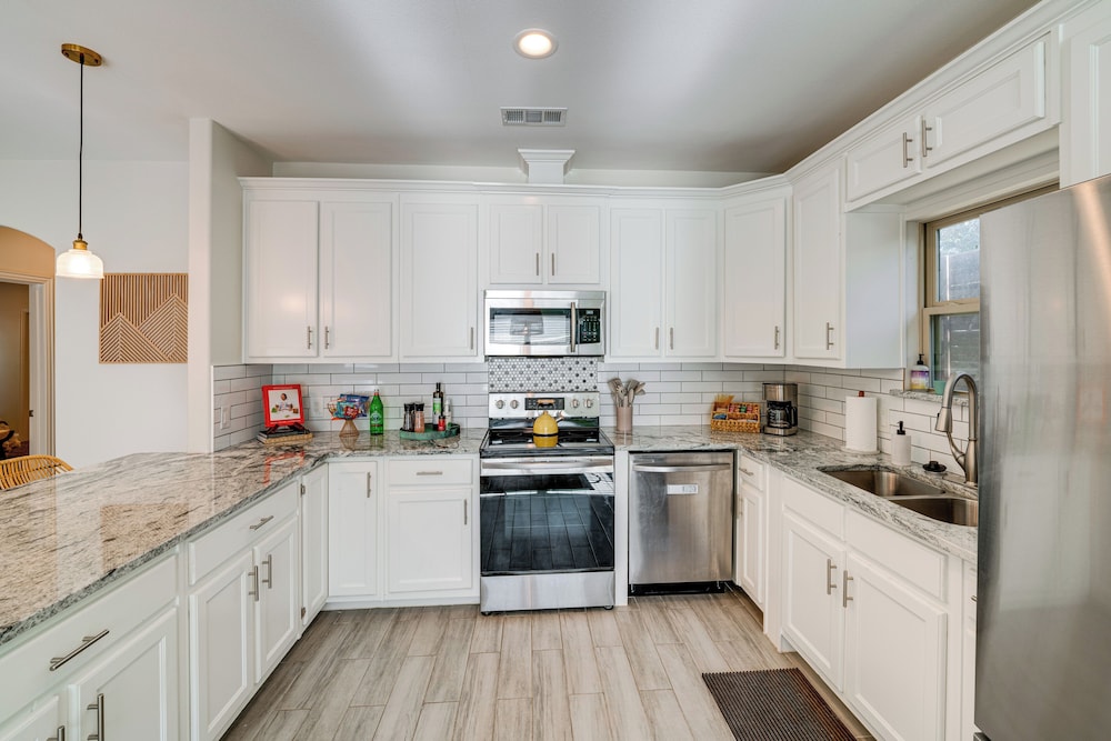 10 Mi to Dtwn Dallas: Chic Home w/ Yard!
