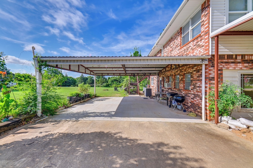 1 Mi to Boat Ramp: Lake Texoma Getaway w/ Deck