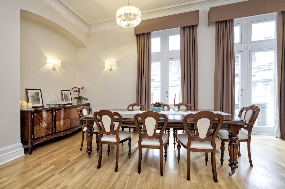 Historic Whitehall Flat in SW1 by Underthedoormat