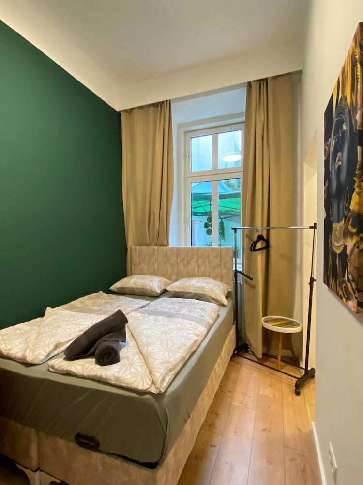 Spacious 8BR Apt with Terrace 16P