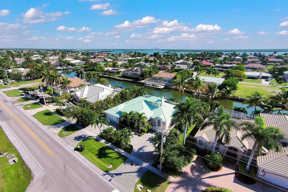 BRF335 3 Bedroom Holiday Home by Marco Naples Vacation Homes