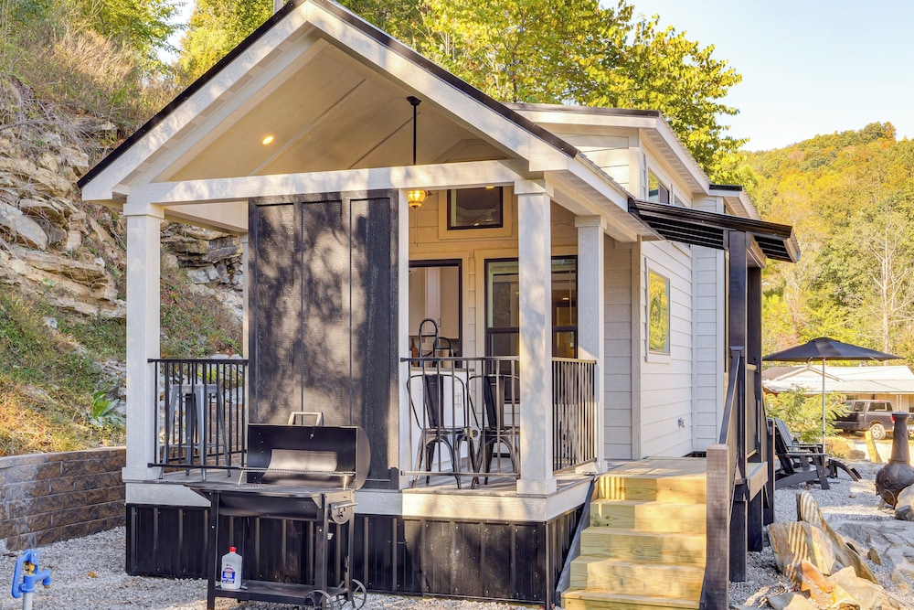 Deck, Grill & Fishing Pond: Modern Cookeville Gem view 5