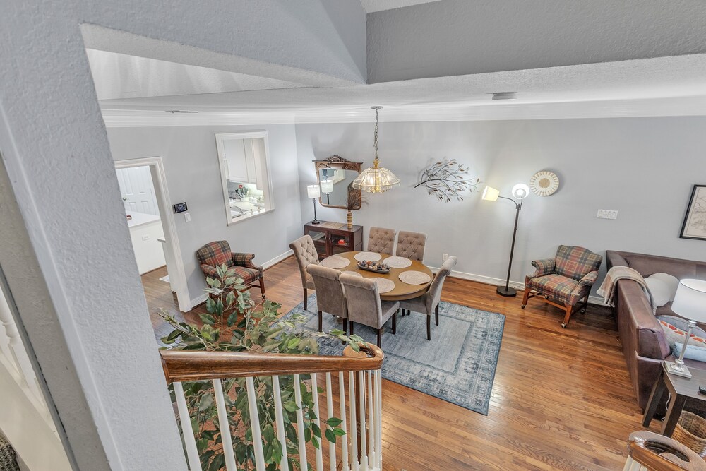 Spacious Urban Uptown Retreat 3 Bedroom Townhouse