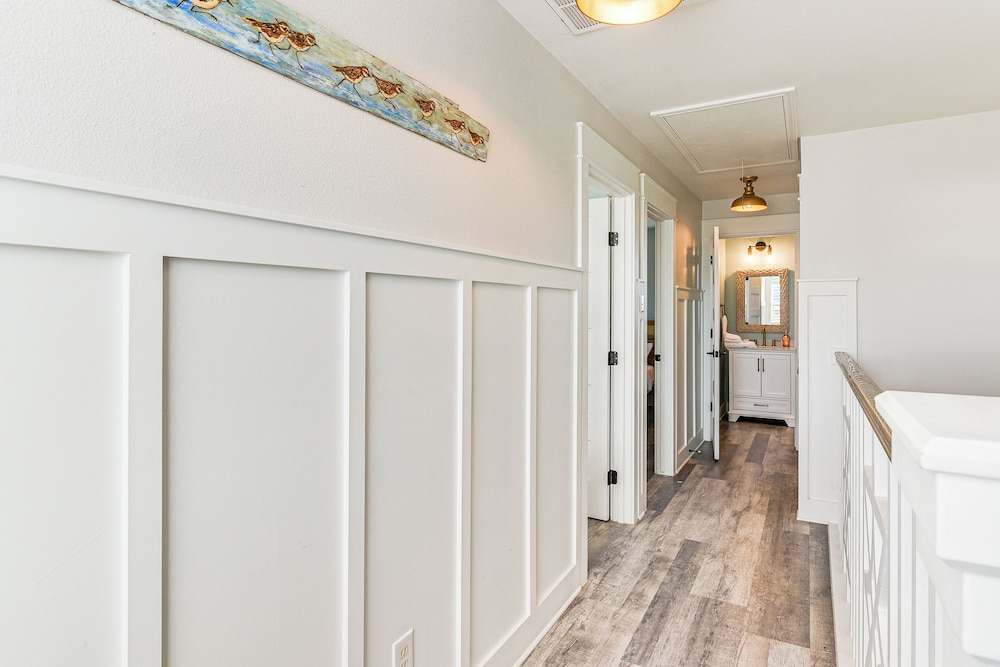 Modern Coastal Farmhouse: Walk to Surfside Beach!
