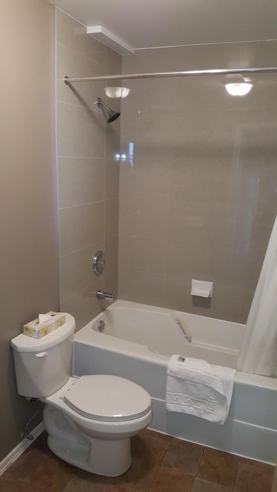 The Cedarwood Inn & Suites