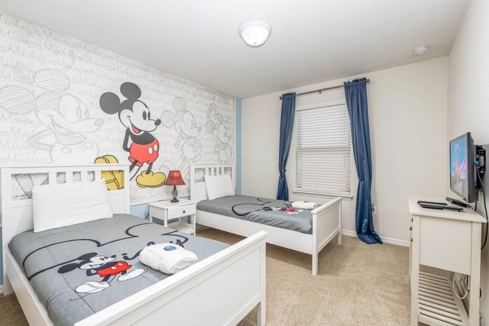 Magical Getaway Near Disney Private Pool + Resort Access, Bbq Grill! 4 Bedroom Townhouse