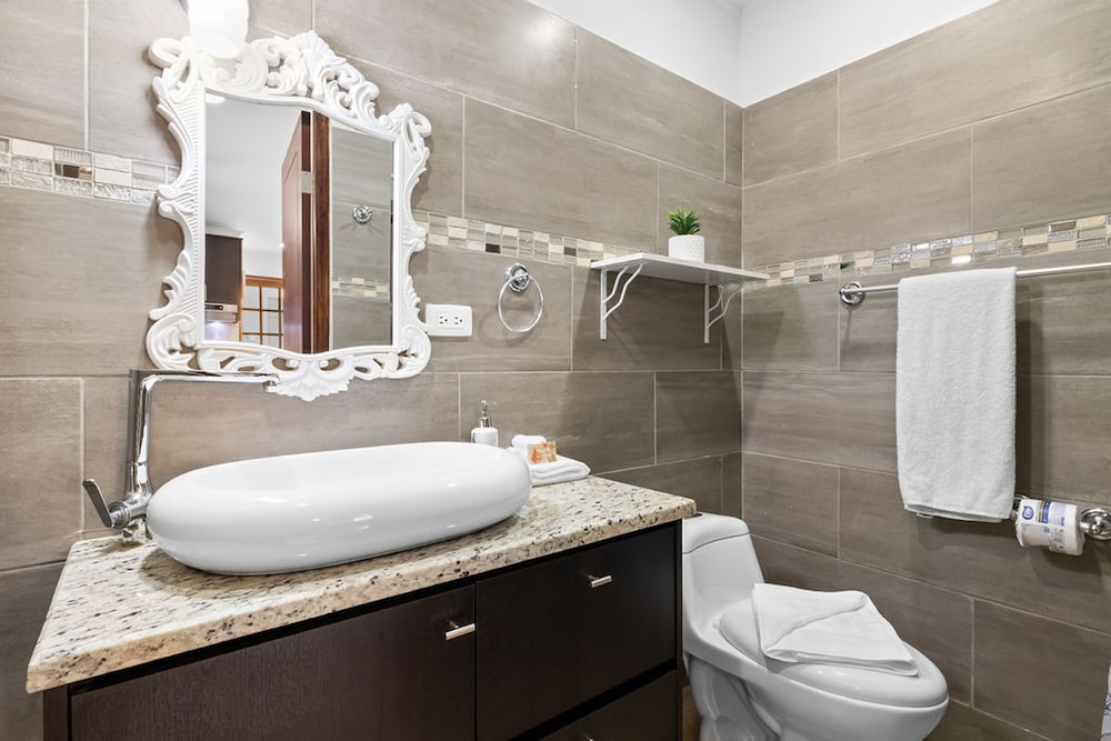 Urban 5BR Private Pool Getaway 10 Min- Bch