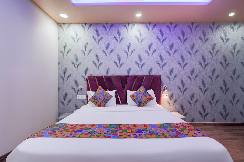 Fabhotel Raas Plaza