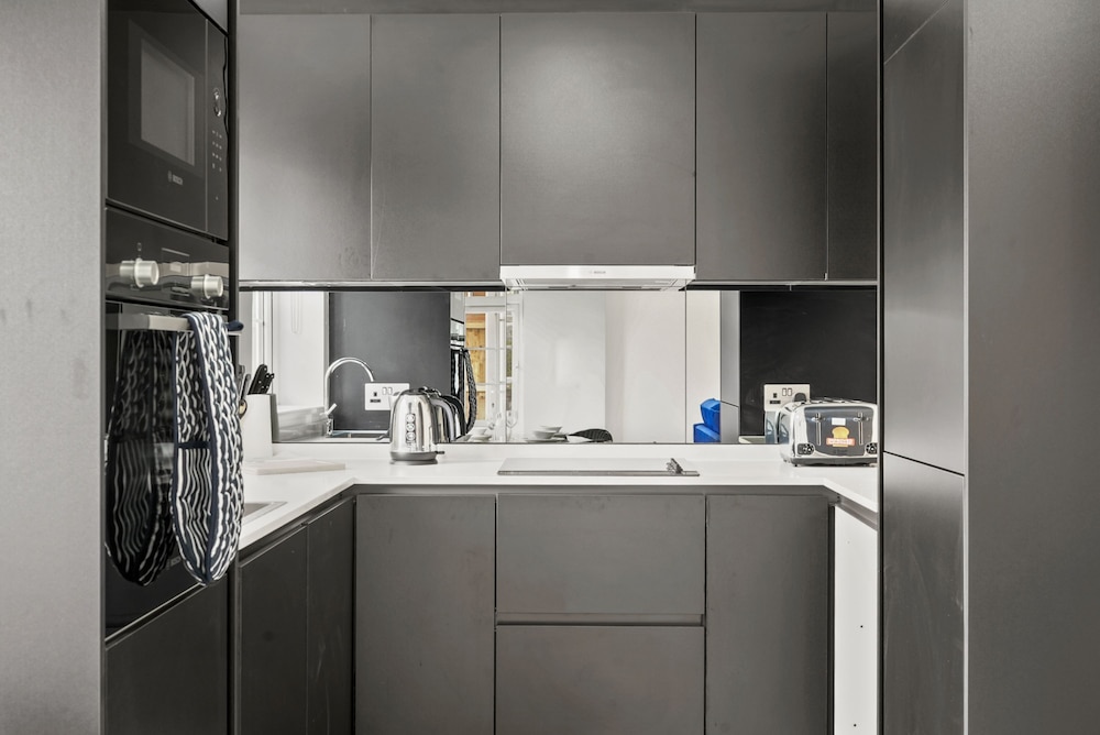 Luxurious 1 Bed Apartment - Free Wifi and Parking