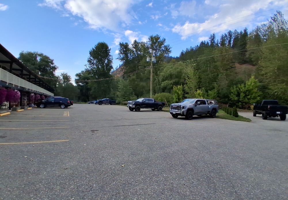 Twin Creeks Motel