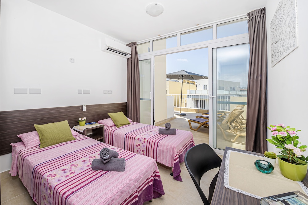 Summer Breeze Penthouse with large Terrace and Hot Tub by Getaways Malta view 4